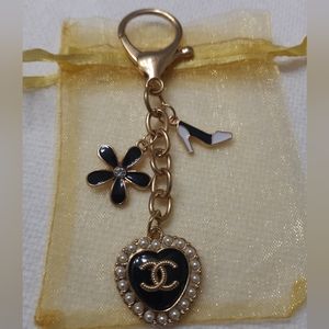 Luxury charm black pearl heart button on an unbranded keych…